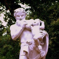 Statue mit Kind Sanssoucis.jpg